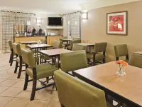 Howard Johnson by Wyndham Columbus Fort Moore - sarapan