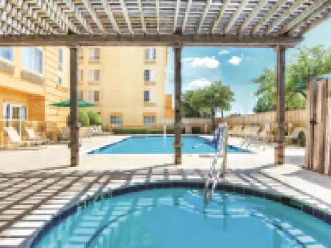 La Quinta Inn & Suites by Wyndham DFW Airport South / Irving Hotels in Irving