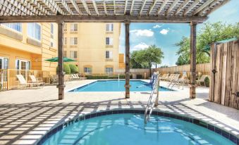 La Quinta Inn & Suites by Wyndham DFW Airport South / Irving