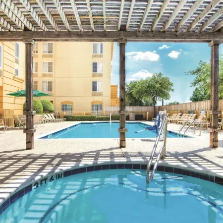 La Quinta Inn & Suites by Wyndham DFW Airport South / Irving
