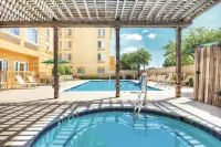 La Quinta Inn & Suites by Wyndham DFW Airport South / Irving