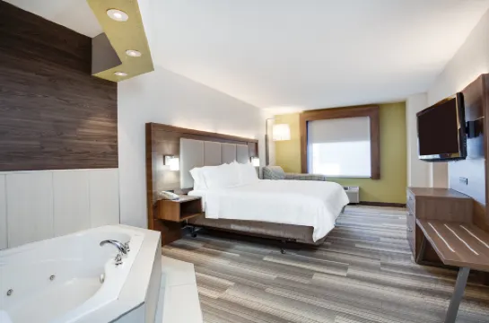 Holiday Inn Express & Suites Clewiston by IHG