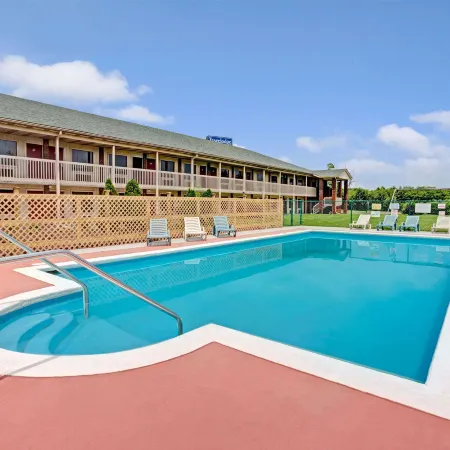 Travelodge by Wyndham Sellersburg / Louisville North