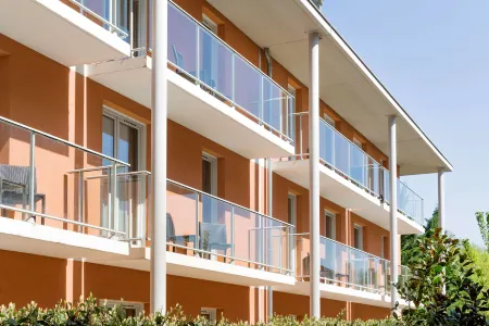 Best Western Park Hotel Geneve-Thoiry Отели в г. Пуньи