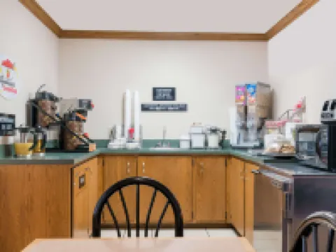 Super 8 by Wyndham Sheldon Hotels in Sheldon