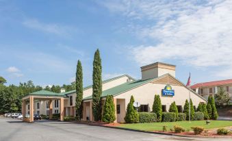 Days Inn & Suites by Wyndham Peachtree Corners/Norcross - Housity