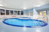 Super 8 by Wyndham Midland - Family Friendly