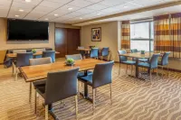 Microtel Inn & Suites by Wyndham Whitecourt - ที่มีที่จอดรถ
