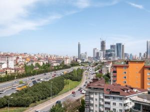 Stylish Studio Flat with City View in Atasehir