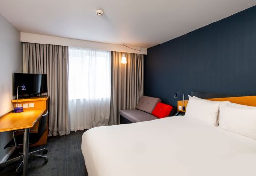 5. 홀리데이 인 익..