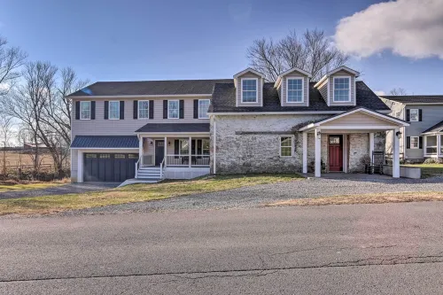 Morrisonville Manor w/ Fire Pit & Hot Tub! - Wifi