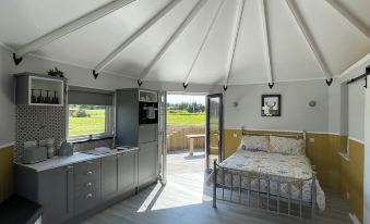 Acdc Glamping, Campervan , Caravan and Tent Resort - Housity