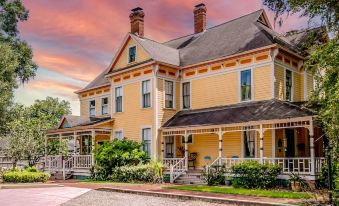 The Laurel Oak Inn Bed and Breakfast