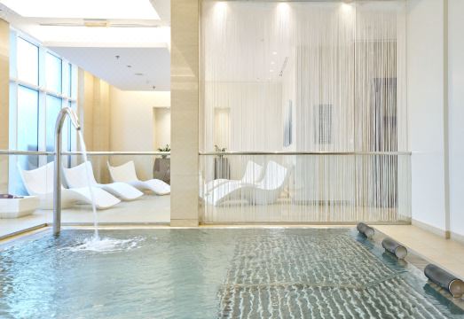 힐튼 도하의 프라이빗 해면과 풀 전경