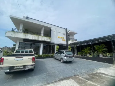 Urbanview Hotel Medio Inn Palu by RedDoorz Hotel a 