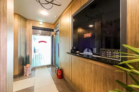 Busan Myeongji BM Hotel Отели рядом с достопримечательностью «Yishu Island Migratory Park»