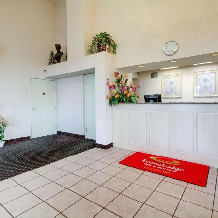 Econo Lodge Inn & Suites