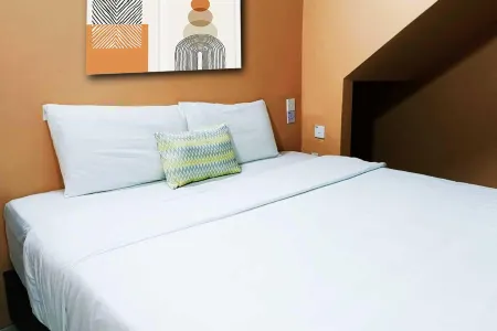 GLOW HOTEL Отели рядом с достопримечательностью «Таман Рекриси Тасайк Чатин Ментакаб»