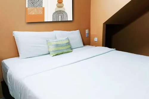 GLOW HOTEL - parking