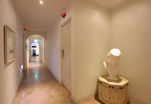 주차장 및 외관