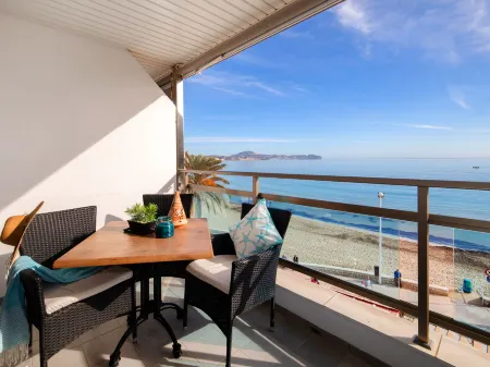 Frentemar 2 Отели рядом с достопримечательностью «Red Walls»