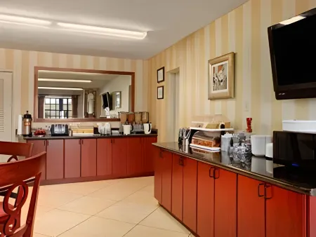 Super 8 by Wyndham Monroe West