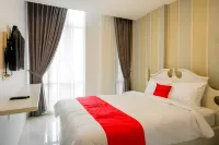 RedDoorz Plus @ Madukoro Raya Semarang Hôtels à : North Semarang