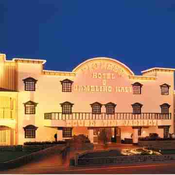 The New Pioneer Hotel Exterior