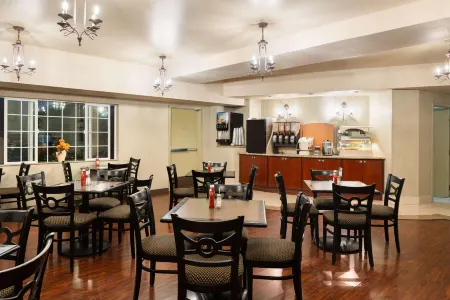 Hotel Marguerite Anaheim/Garden Grove, Trademark Collection Отели рядом с достопримечательностью «Кафедральный собор Крайст»