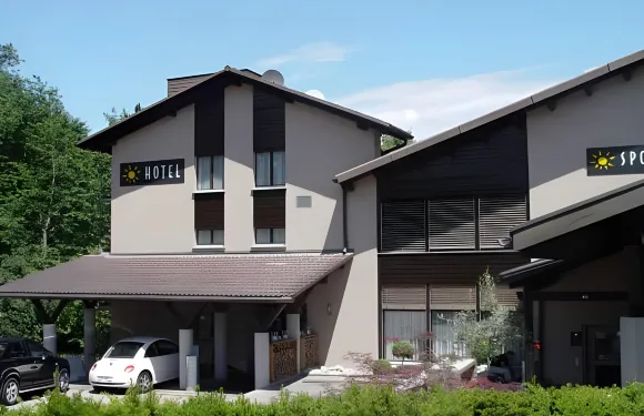 芬弗多爾弗體育中心酒店