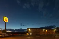 Super 8 by Wyndham Raton Các khách sạn ở Raton