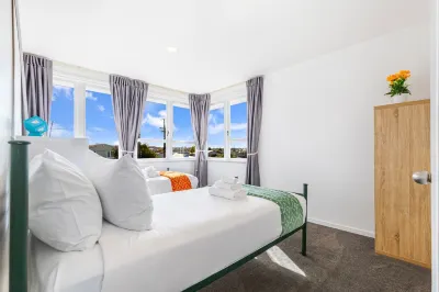 Ellerslie 3Br House | Fresh Reno | Zodiak Stays Hotels in Ellerslie