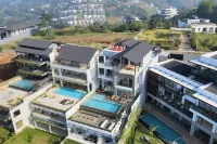 Beverly Hill Villa with Private Heated Pool and Movie Room Reflections by Holiday Villa Dago Hotell i Desa Sindanglaya