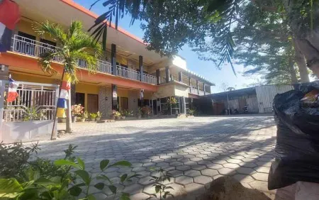 Sasando Residence Kupang Отели рядом с достопримечательностью «Pantai Warna Kota Kupang NTT»