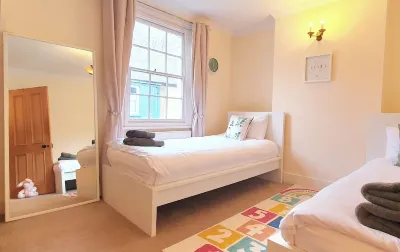 Inviting 2-Bed Cottage in Windsor فنادق في Eton