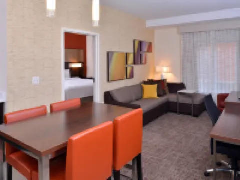 Residence Inn East Lansing 奧克莫斯酒店