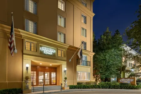 Hampton Inn New Orleans-St. Charles Ave./Garden District Отели рядом с достопримечательностью «Библиотека Джефферсон Пэриш Лайбрари - Бель Терр»
