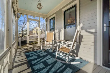 The Mariner · Walk to Beach+Rocky Neck · Fenced Backyard