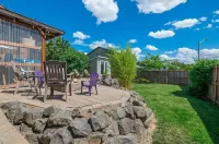 Dundee Hillside Retreat ~ Central Family & Dog Friendly Home!