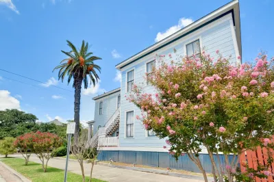 Beauty on Ball - Main 2 - King Bed, Near restaurants and beach!!