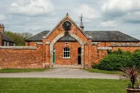COSY COTTAGE, with shared, seasonal pool, 4 mile walk along the river to York