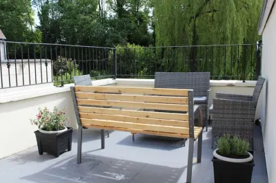 Lovely canal-side cottage, with parking & wi-fi