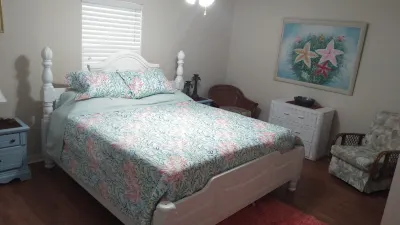 Comfortable 3 bedroom 3 bath beach house .pool..3 minute walk to beach. Hotel in zona Riverside Park Dr