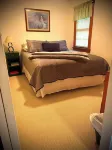 3 Bedroom Cottage with Private Shared Sandy Beach!!