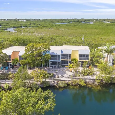 Beautiful Waterfront Townhouse on Saltwater Diving Lagoon - beach, pools, tennis