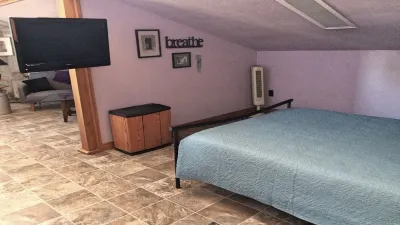 New! Artistic Studio Retreat that is Quiet & Relaxing, Bordering National Fores