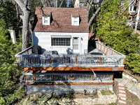 Lovely Lake View 4 BR Cabin w/ Large Kitchen & Deck. Peninsula Park附近的飯店