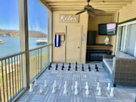 Lakefront family condo with a screened in balcony on the Lake Of The Ozarks!!