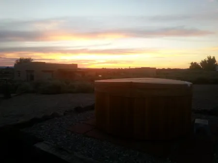 New adobe guest house - mountain views - great location - hot tub