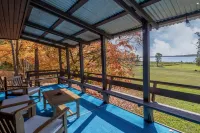 The Blu Casa - Family Home, Private Lake, 4 King Beds, 2300 sq ft, 2 patios Hôtels à : Comte de Beltrami